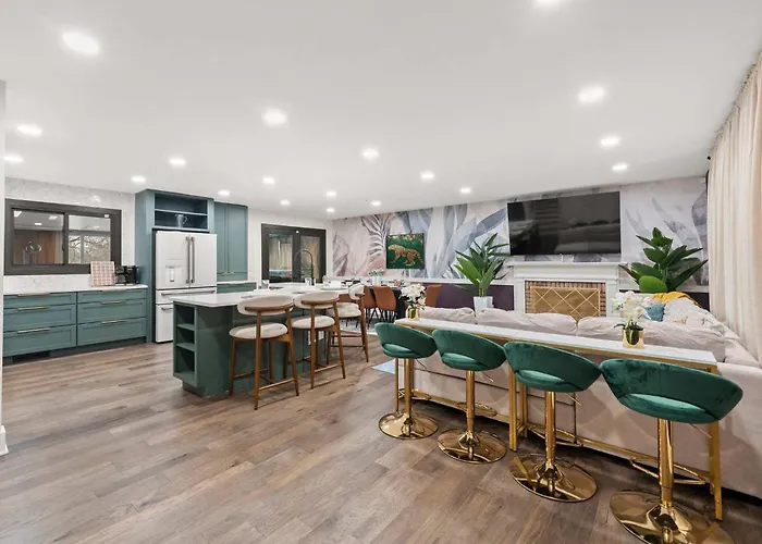 Spacious With Pool & Hot Tub *