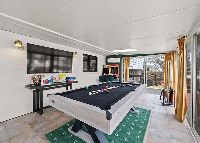 Spacious With Pool & Hot Tub *