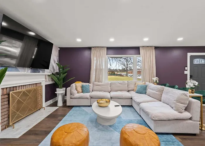 Spacious With Pool & Hot Tub