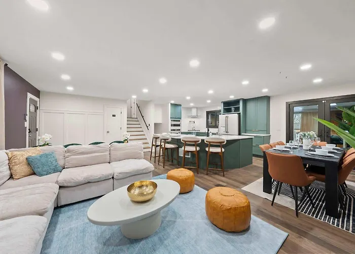 Spacious With Pool & Hot Tub