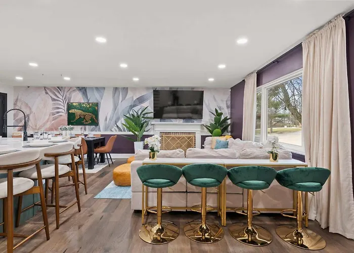Spacious With Pool & Hot Tub