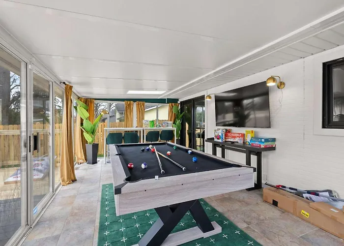 Spacious With Pool & Hot Tub Columbus