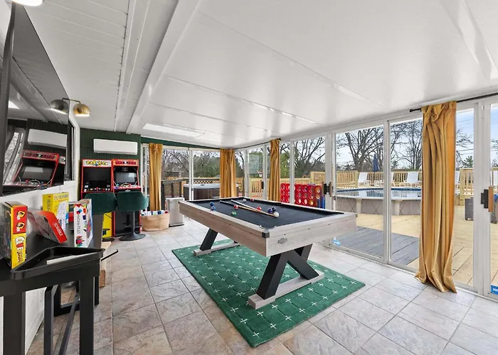 Spacious With Pool & Hot Tub