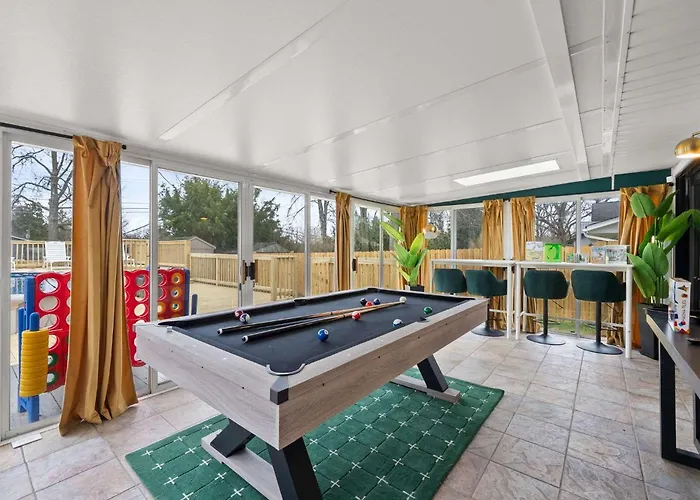 Spacious With Pool & Hot Tub Columbus
