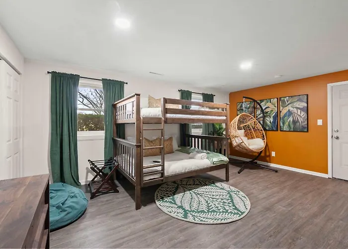 Spacious With Pool & Hot Tub *