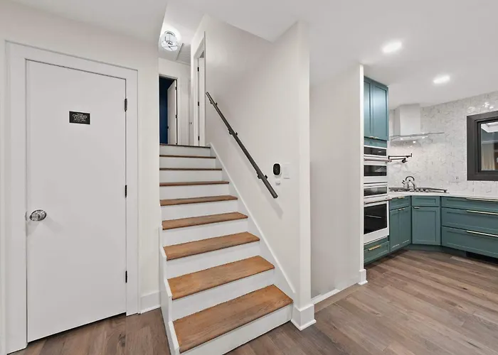 Spacious With Pool & Hot Tub Holiday home Columbus