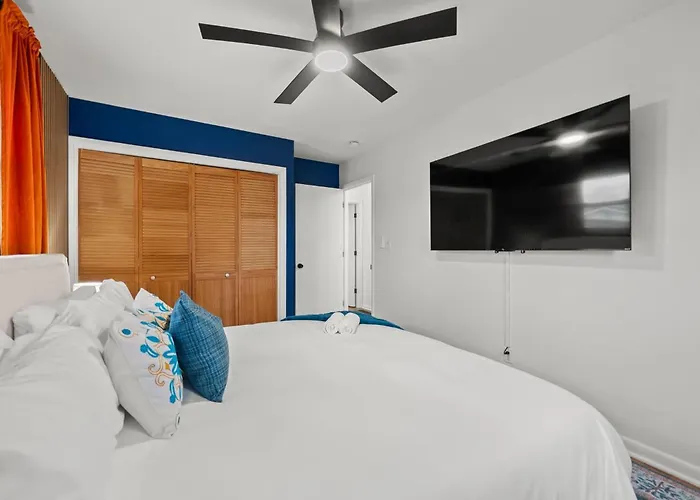 Spacious With Pool & Hot Tub
