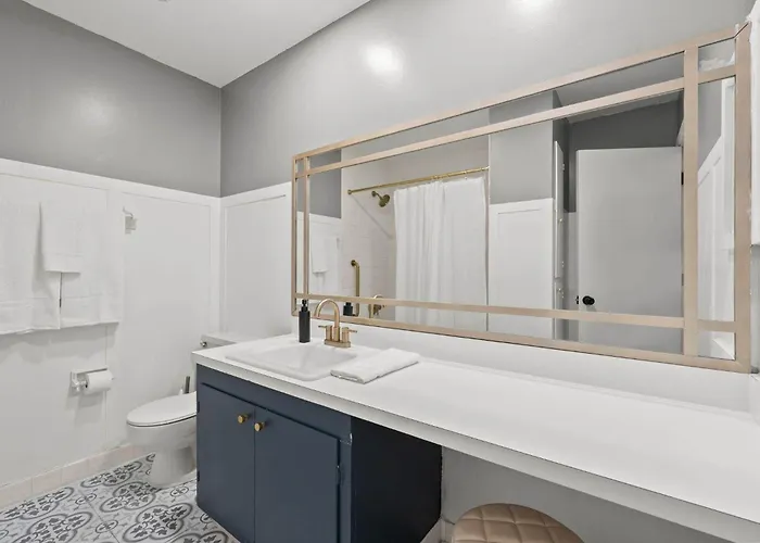 Spacious With Pool & Hot Tub Holiday home Columbus