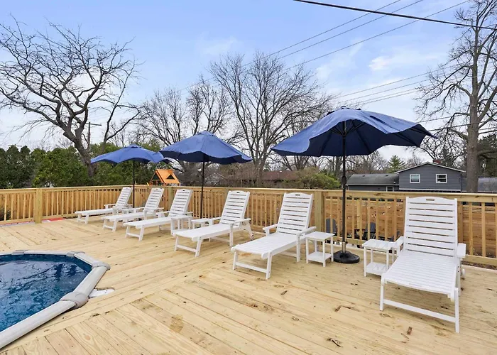 Spacious With Pool & Hot Tub