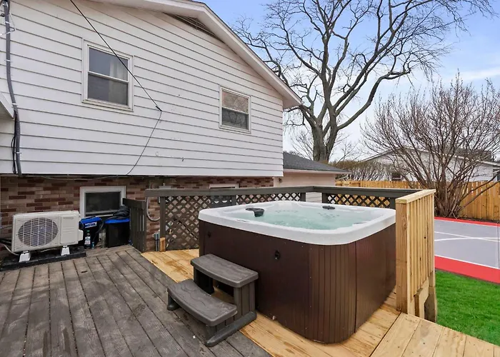 Spacious With Pool & Hot Tub Holiday home