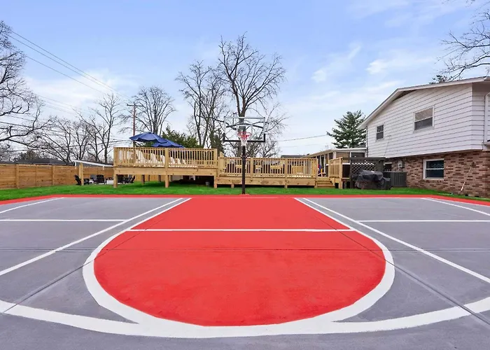 Spacious With Pool & Hot Tub Holiday home *