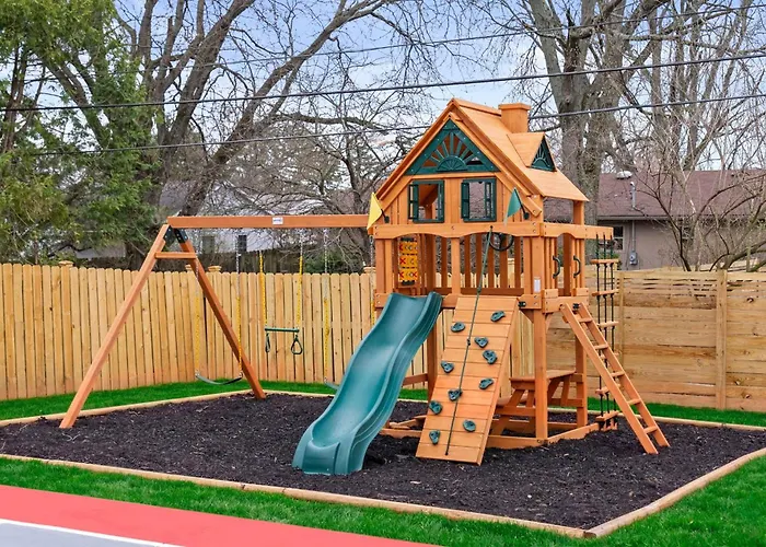 Spacious With Pool & Hot Tub *