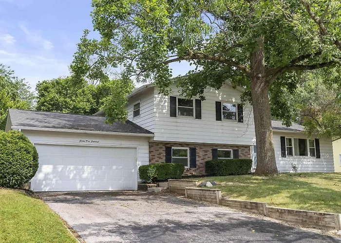 Spacious With Pool & Hot Tub